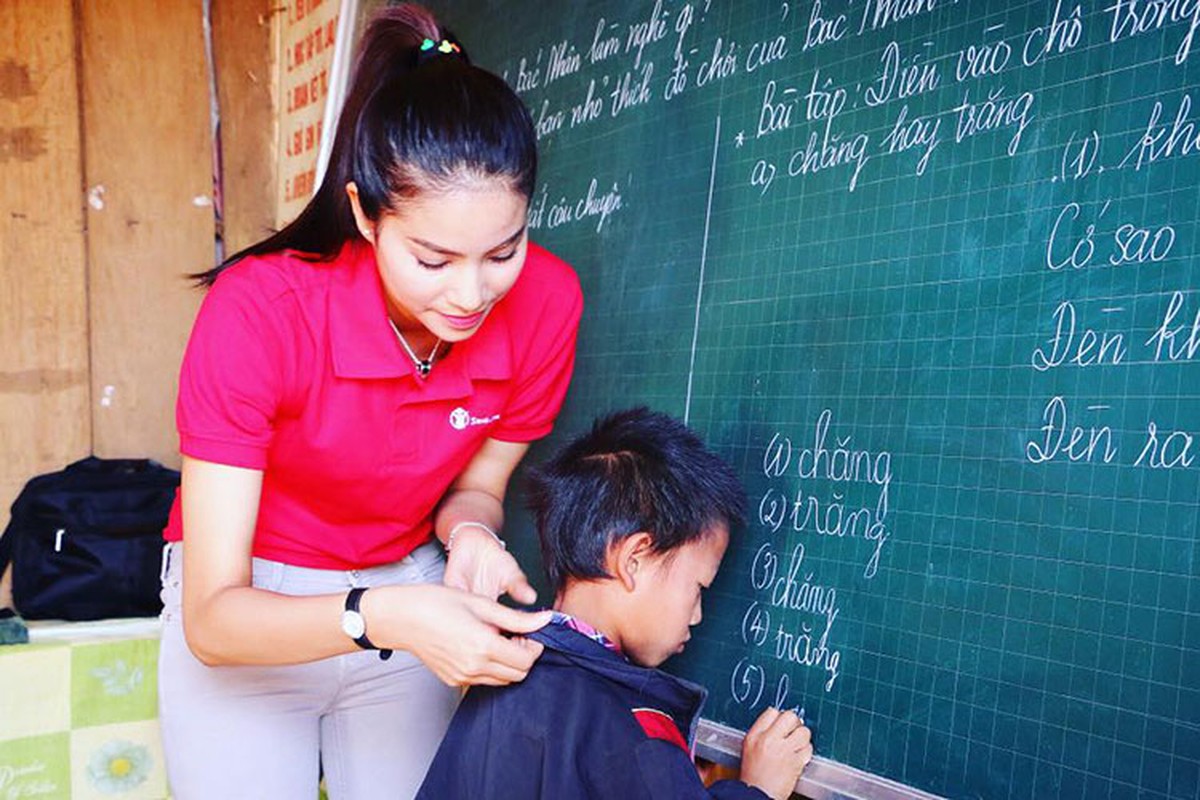 Vua om day HH Pham Huong di thien nguyen o Dien Bien-Hinh-3